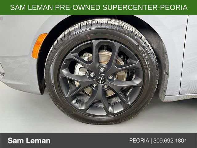 Used 2025 Chrysler Pacifica Limited image 32