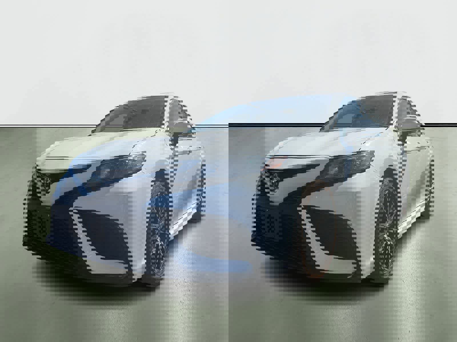 Used 2023 Toyota Camry SE image 2