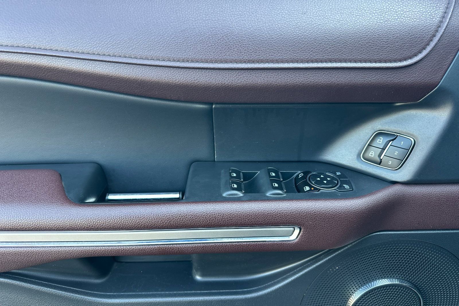 Used 2023 Ford Expedition Limited image 11