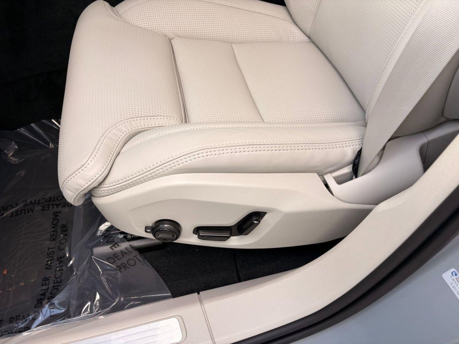 New 2026 Volvo XC60 B5 Ultra w/ Climate Package image 14