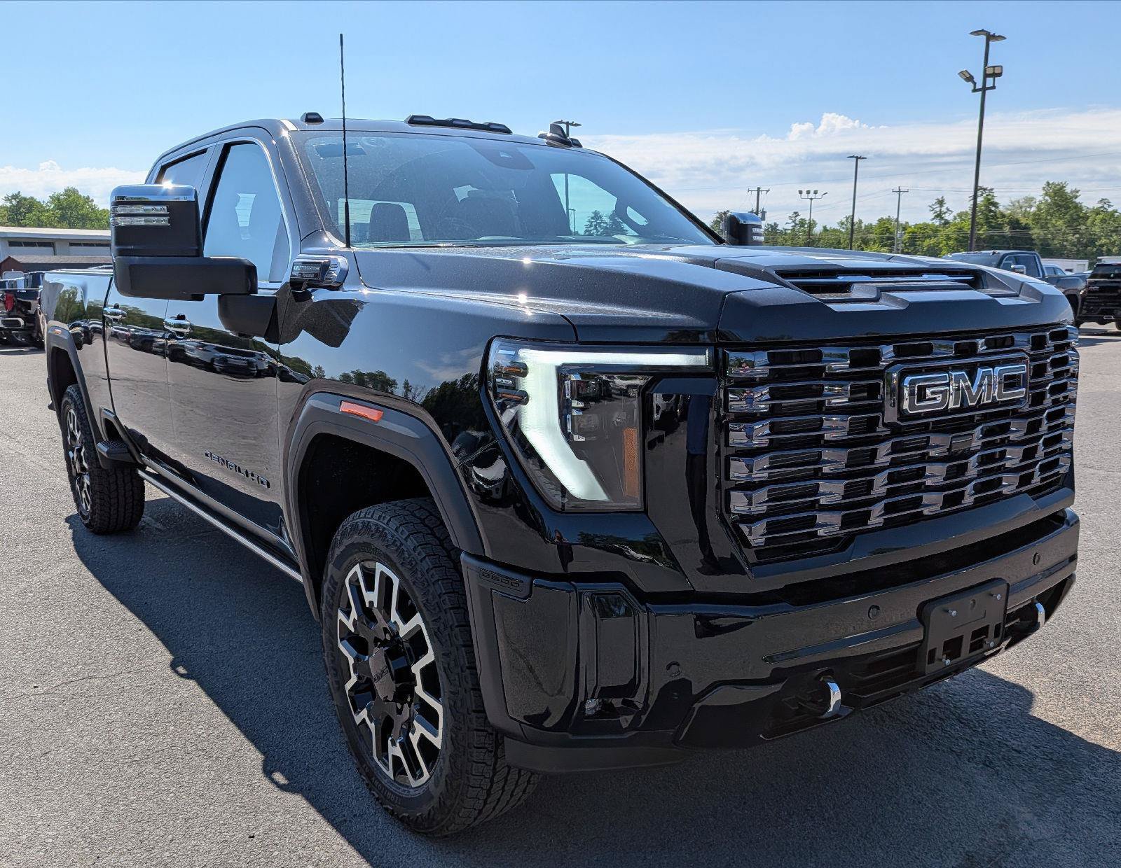 New 2026 GMC Sierra 2500 Denali Ultimate w/ LPO, Black Badging Package AWD/4WD image 4
