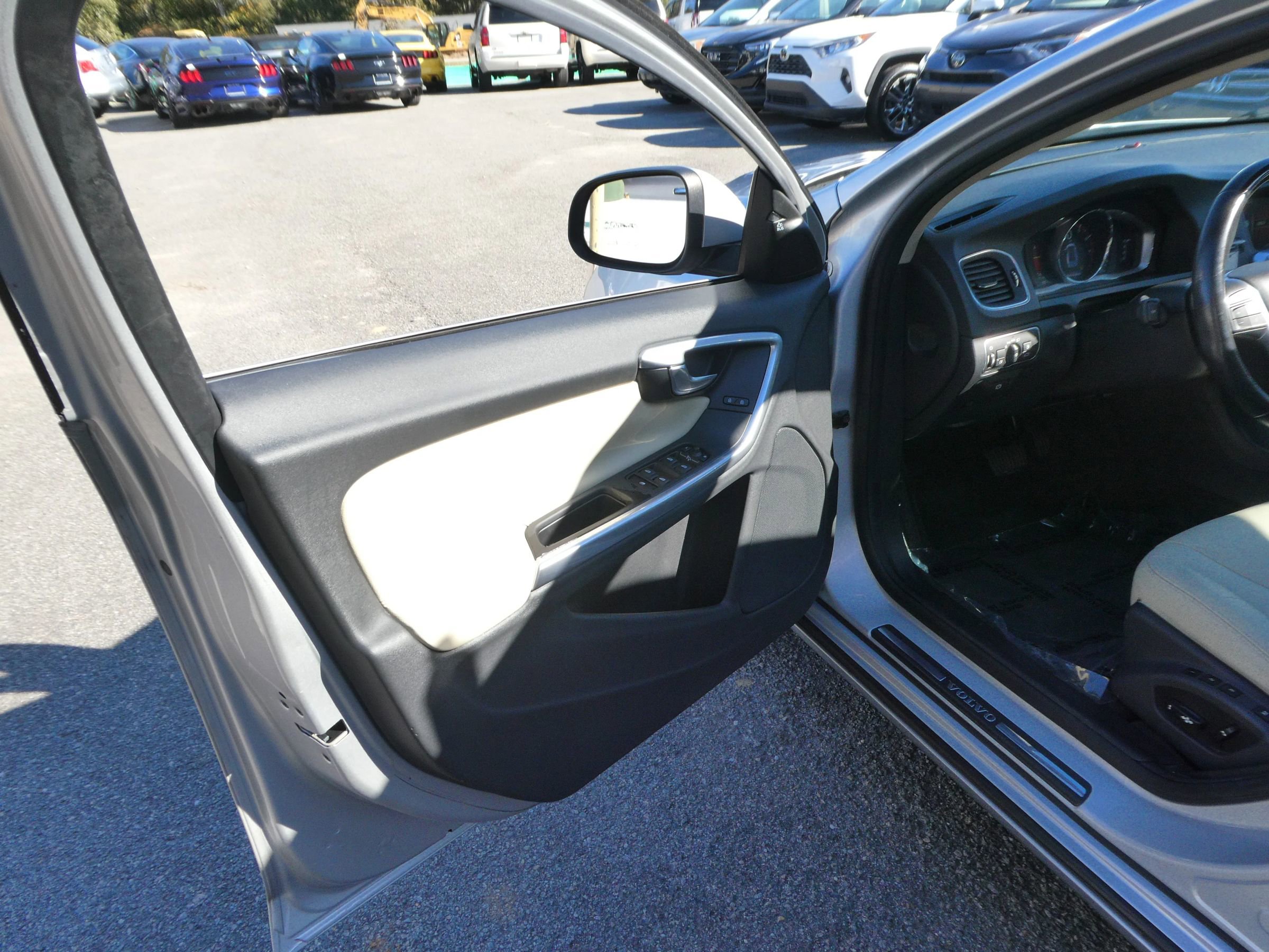 Used 2016 Volvo S60 T5 Premier w/ Convenience Package image 13