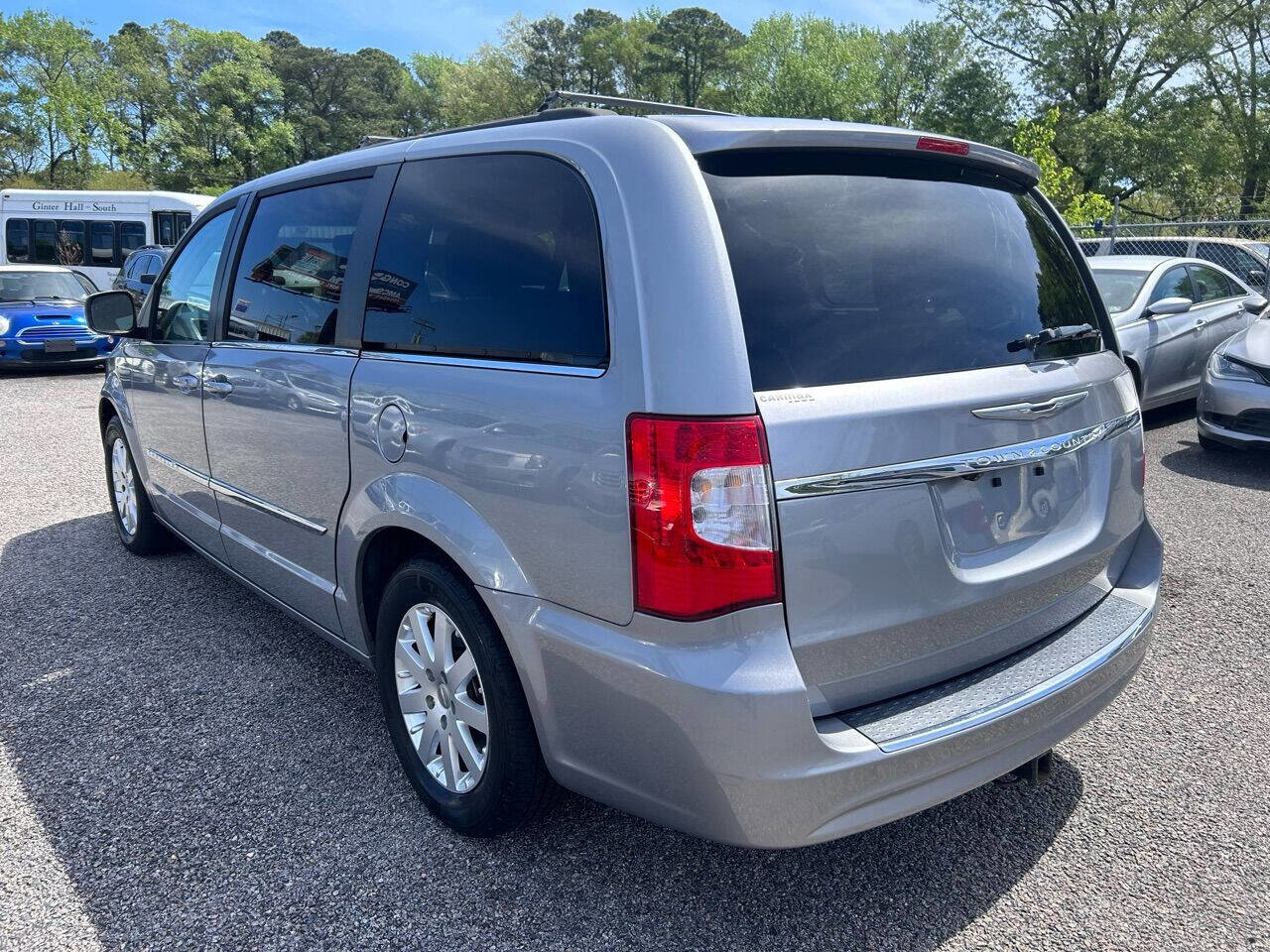 Used 2015 Chrysler Town & Country Touring image 9