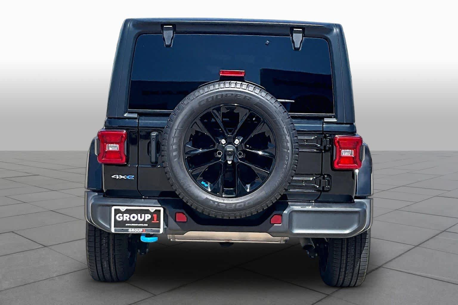 Used 2023 Jeep Wrangler Unlimited Sahara w/ Cold Weather Group AWD/4WD image 4