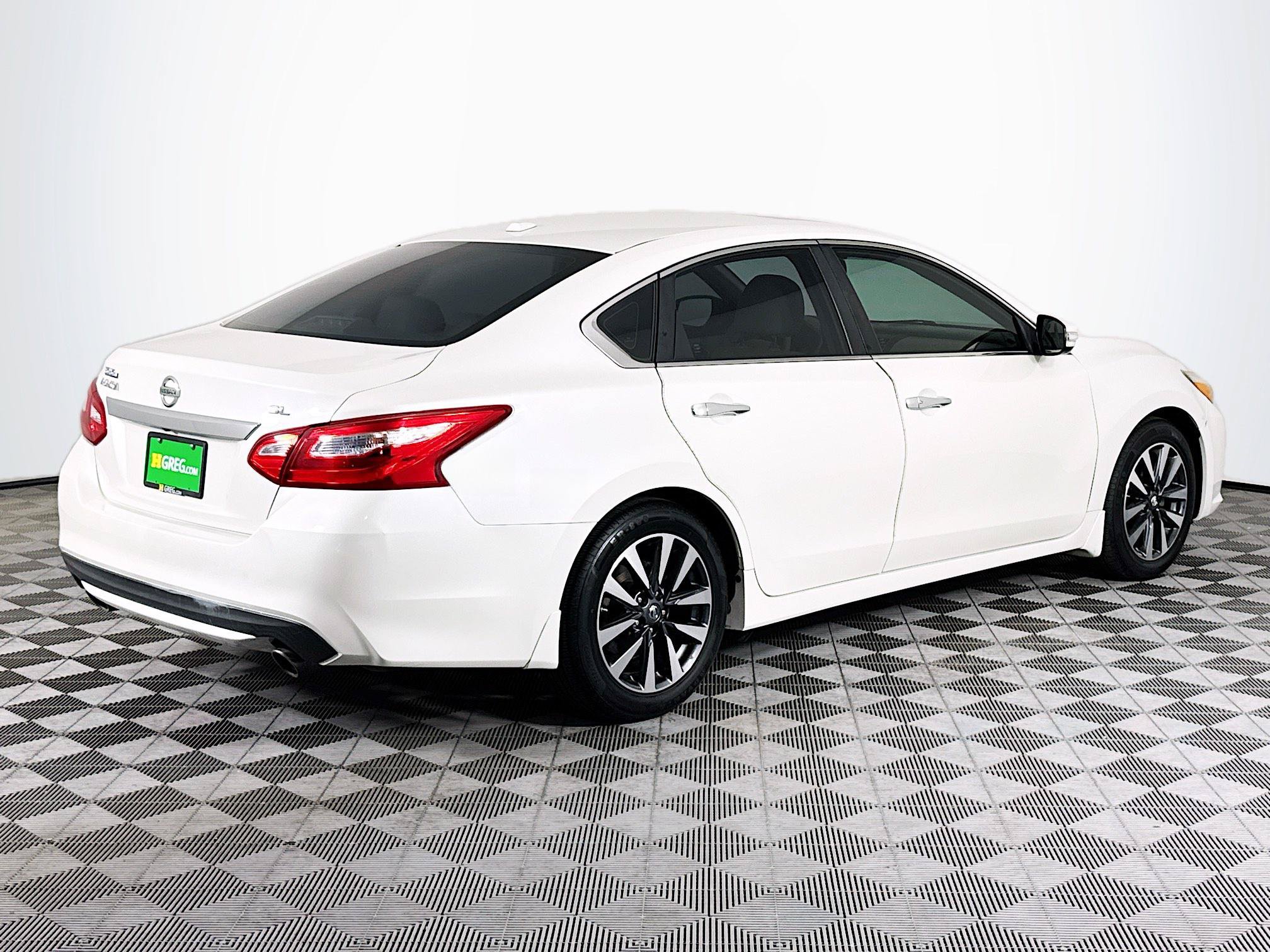 Used 2017 Nissan Altima 2.5 SL w/ Moonroof Package FWD image 8