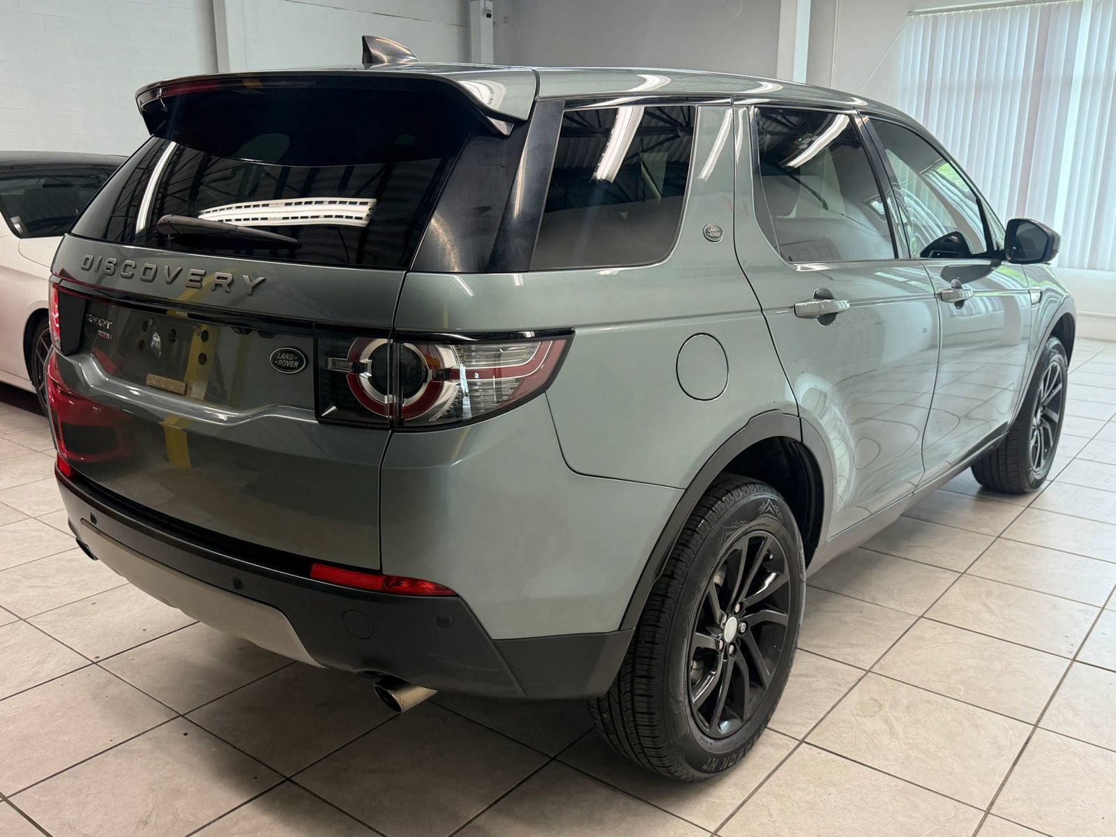 Used 2018 Land Rover Discovery Sport HSE AWD/4WD image 9