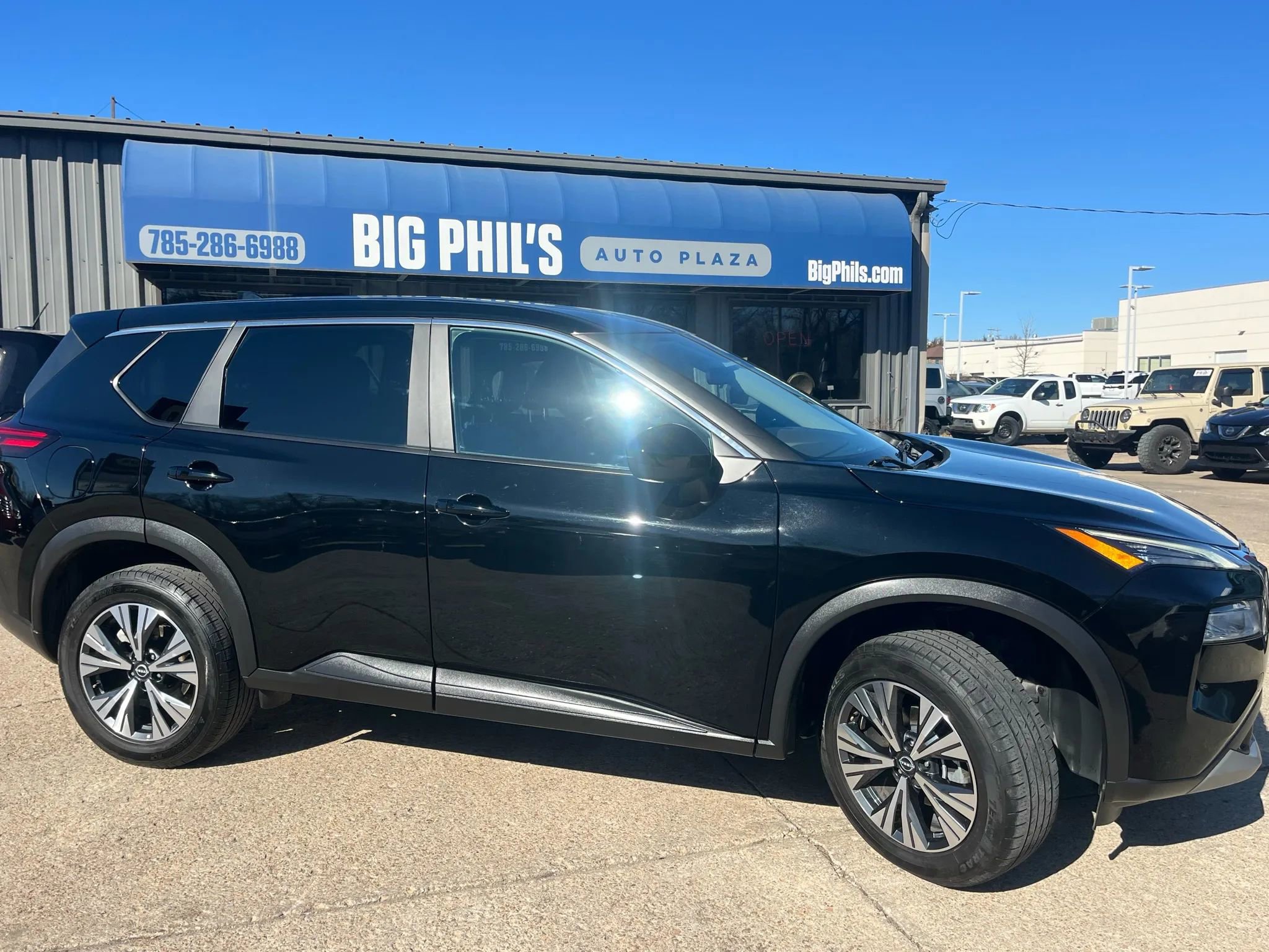 Used 2023 Nissan Rogue SV image 3