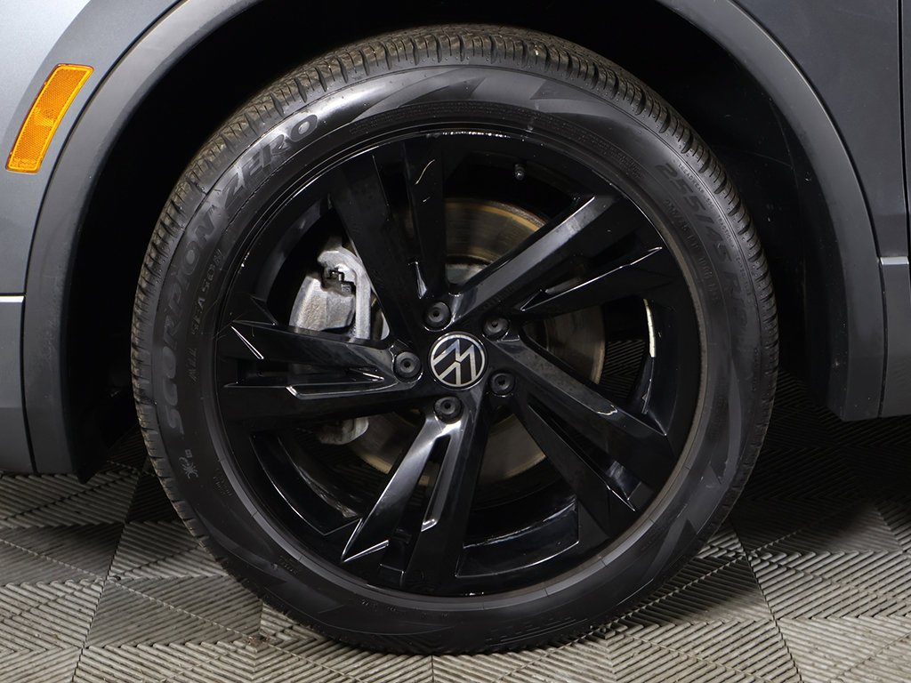 Certified 2023 Volkswagen Tiguan SE R-Line AWD/4WD image 23