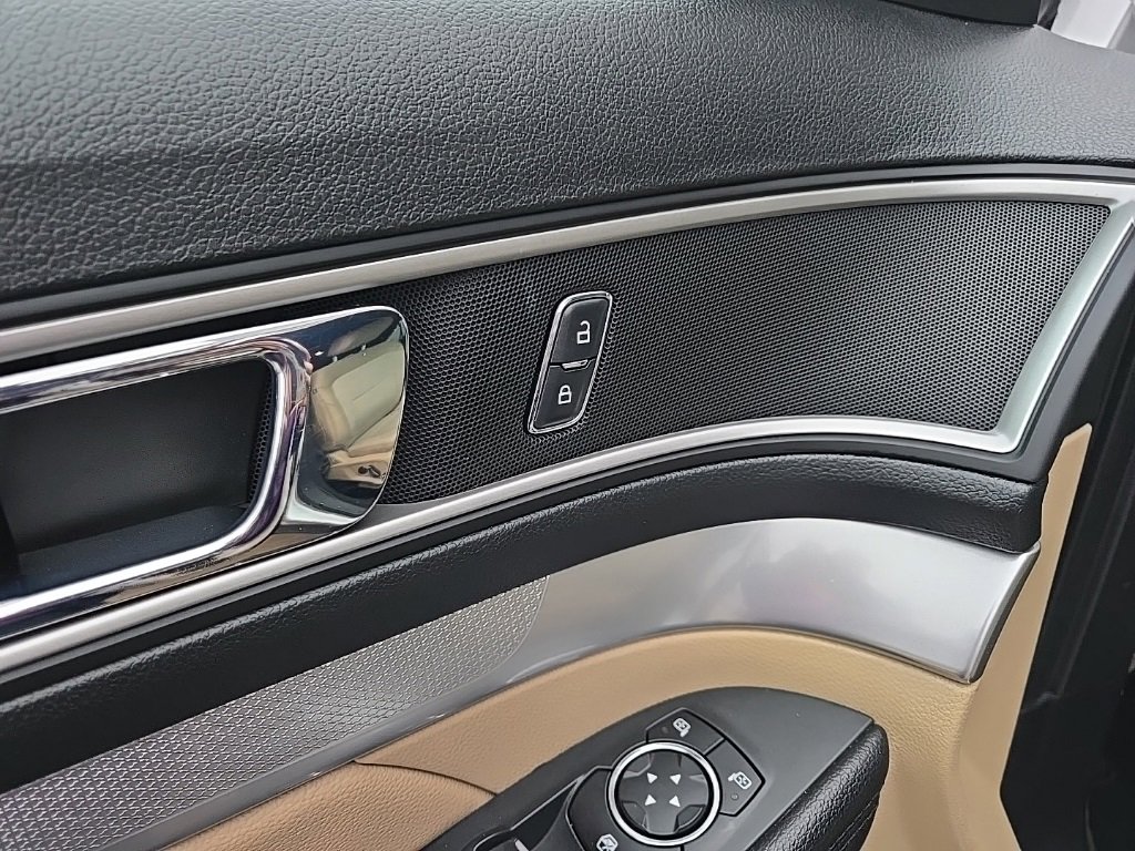 Used 2017 Ford Explorer XLT image 35