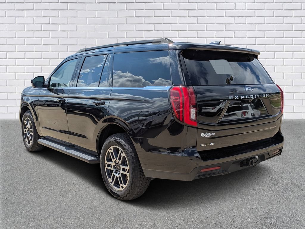 Used 2025 Ford Expedition Active AWD/4WD image 3