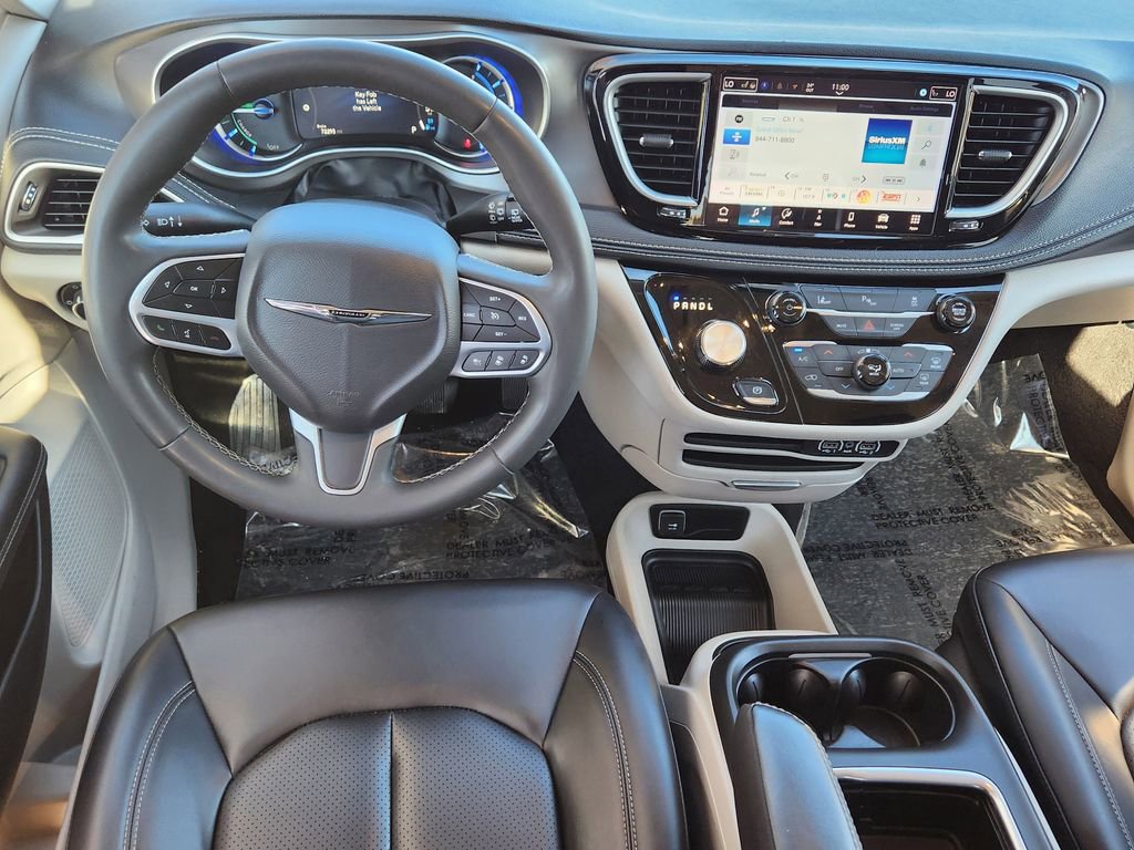 Used 2024 Chrysler Pacifica Select image 2