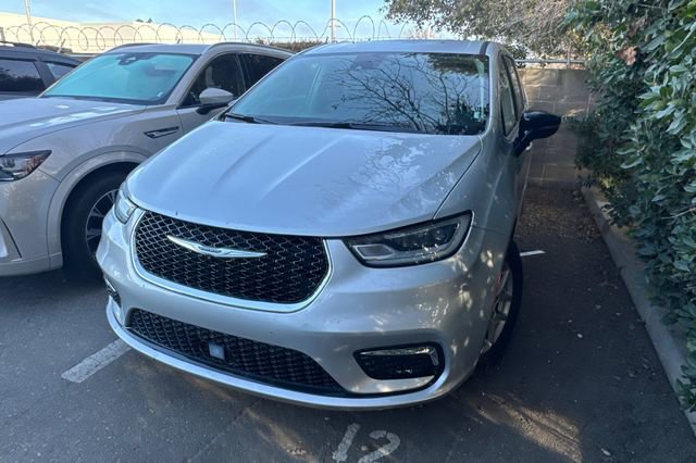 Used 2024 Chrysler Pacifica Touring-L image 4