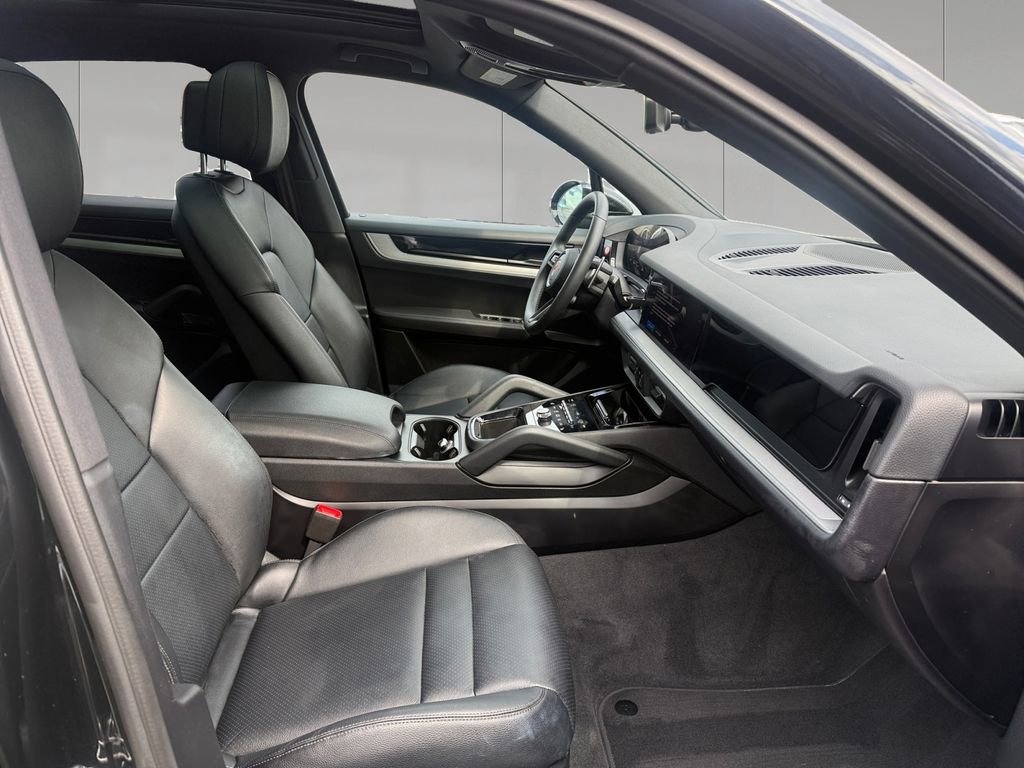 Used 2025 Porsche Cayenne image 17