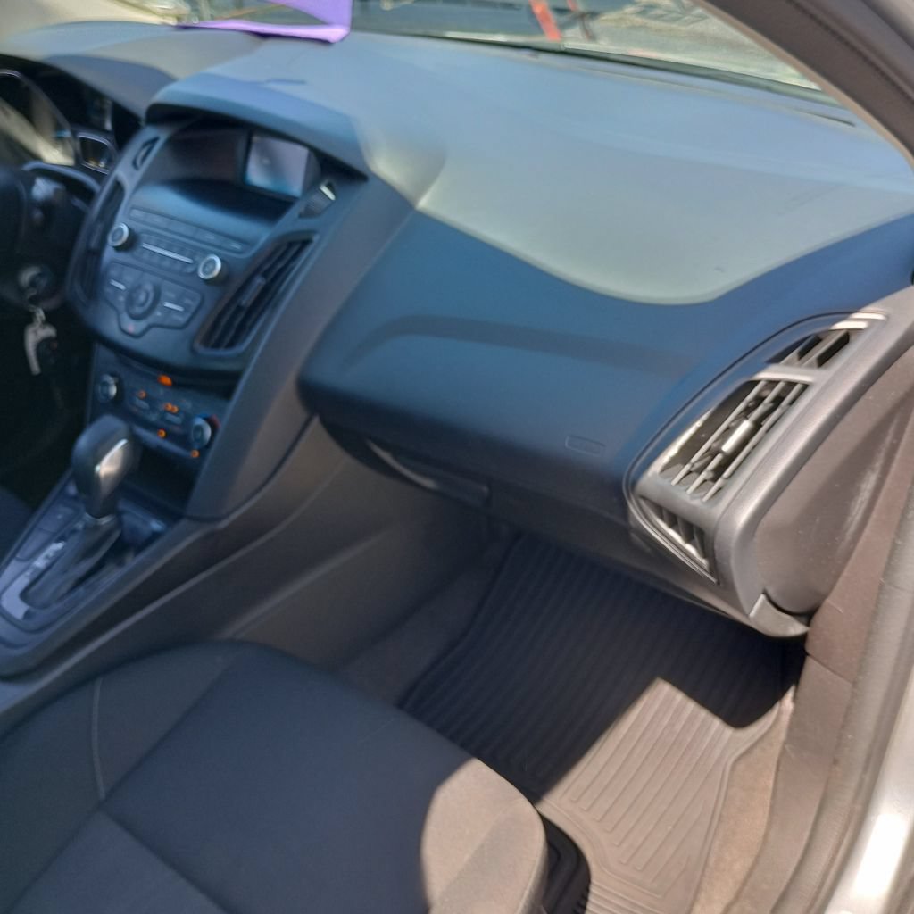 Used 2018 Ford Focus SE w/ Cold Weather Package FWD image 22