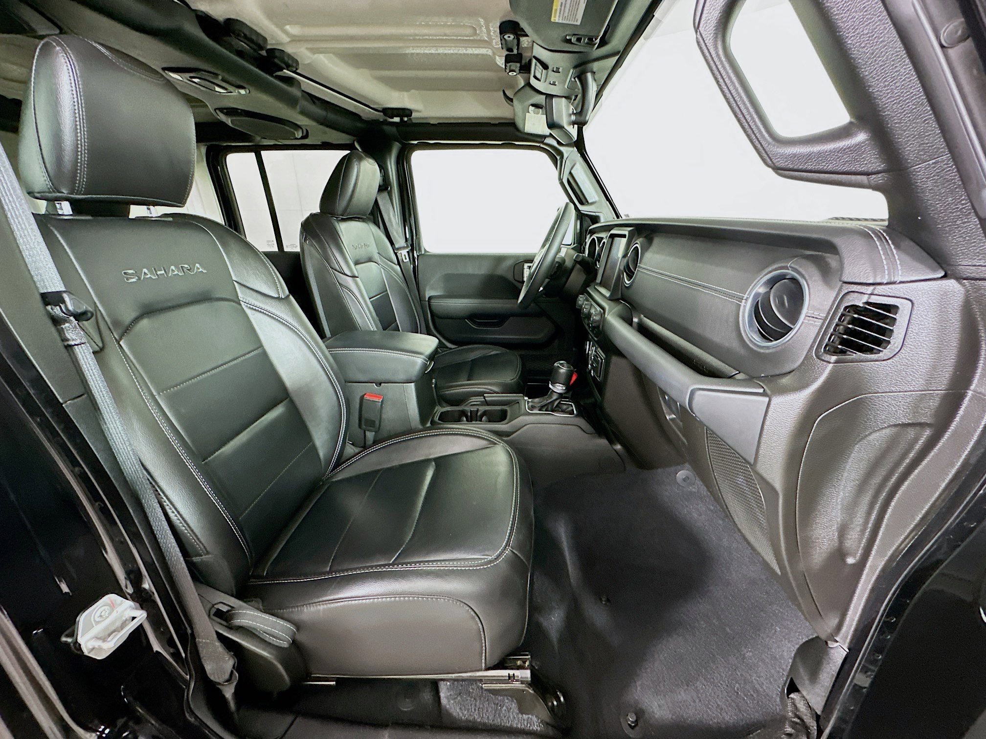 Used 2023 Jeep Wrangler Sahara AWD/4WD image 29