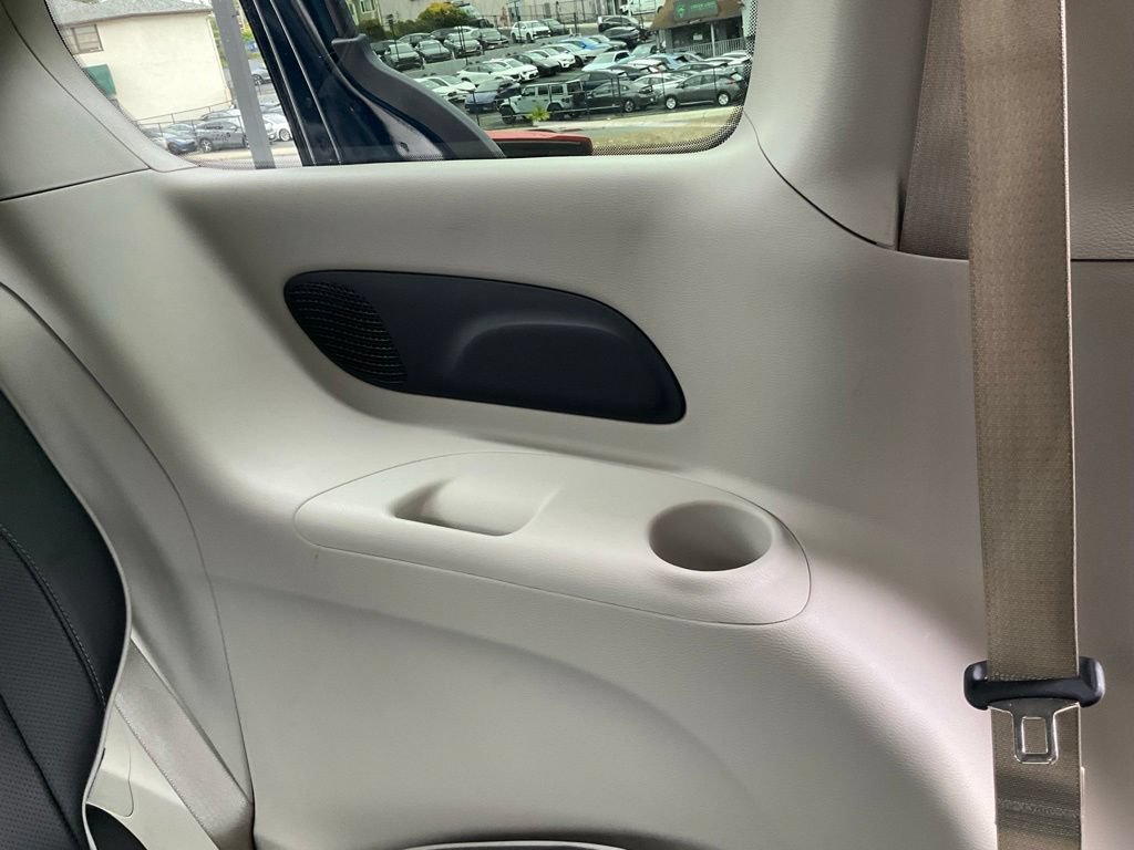 Used 2023 Chrysler Pacifica Limited FWD image 37