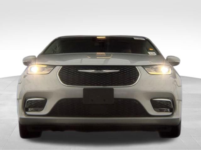 Used 2023 Chrysler Pacifica Touring-L FWD image 4