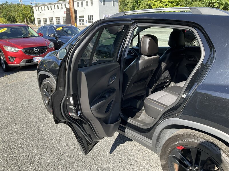 Used 2019 Chevrolet Trax LT w/ Sun & Sound Package AWD/4WD image 13