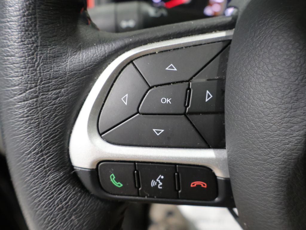 Certified 2023 Jeep Renegade Latitude w/ Sun/Sound Group AWD/4WD image 38