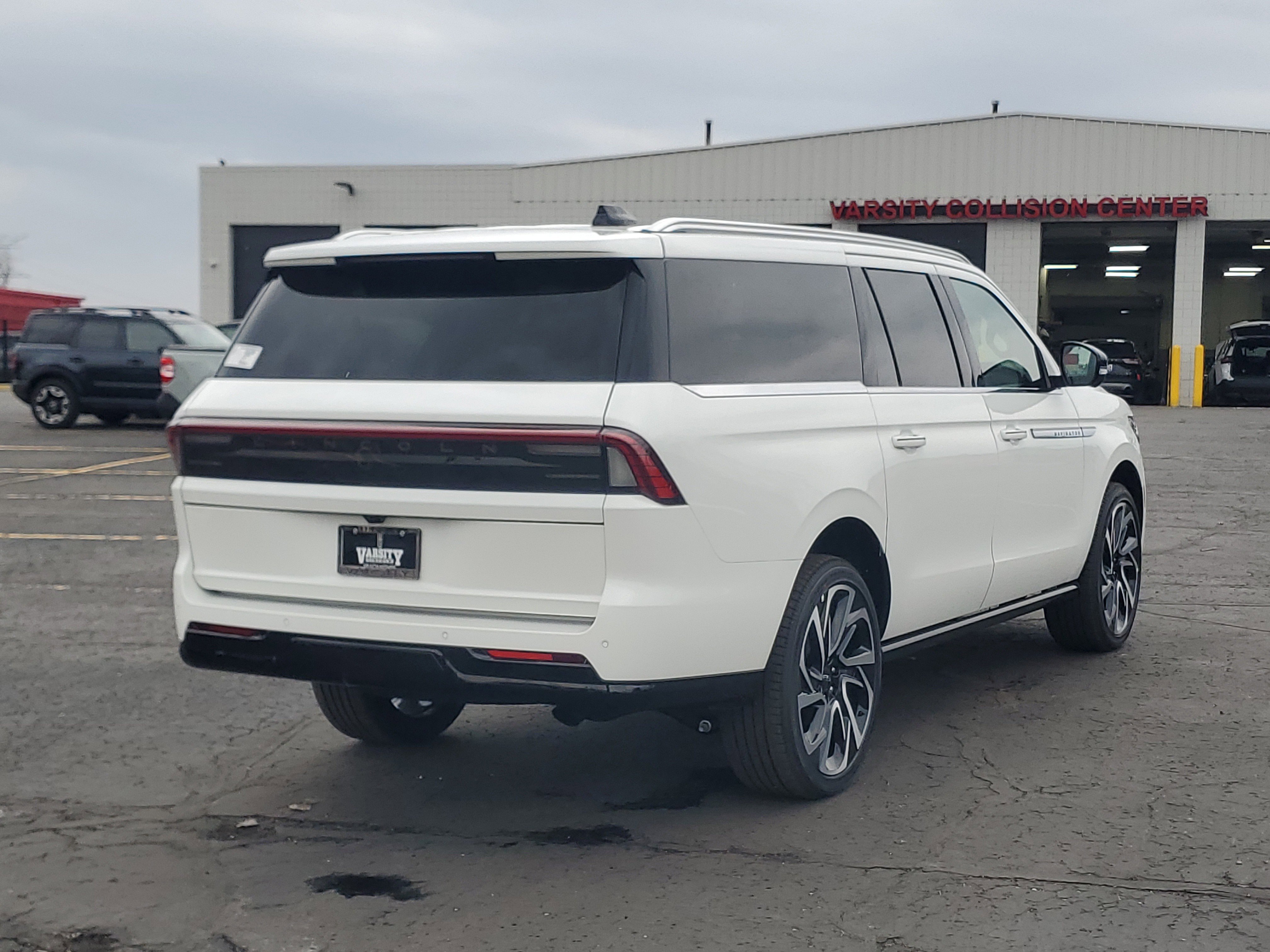New 2026 Lincoln Navigator L Reserve AWD/4WD image 4