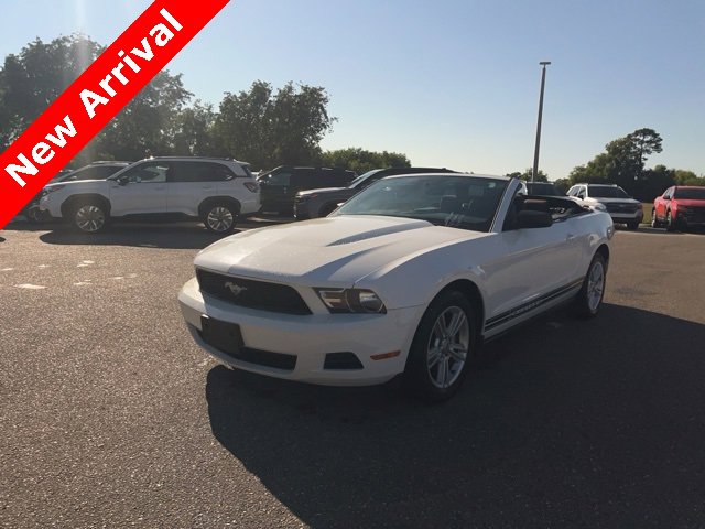 Used 2010 Ford Mustang Convertible image 2