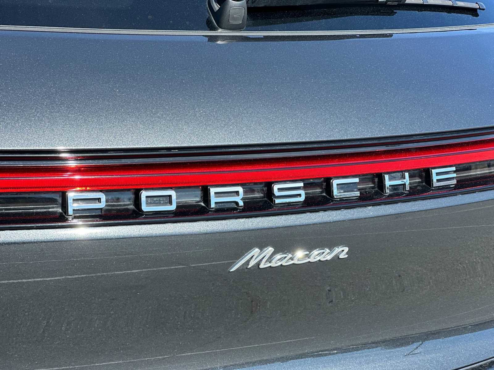 Certified 2025 Porsche Macan AWD/4WD image 28
