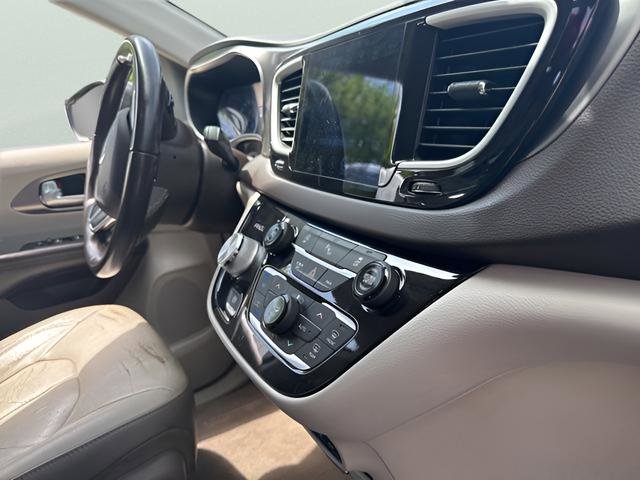 Used 2017 Chrysler Pacifica Touring-L image 18