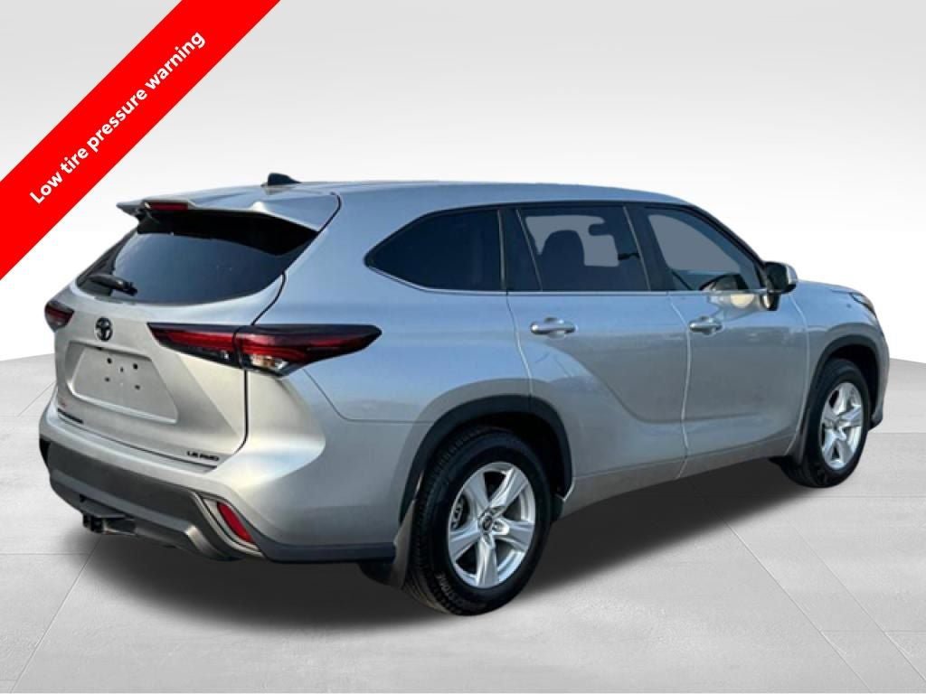 Used 2024 Toyota Highlander LE AWD/4WD image 6