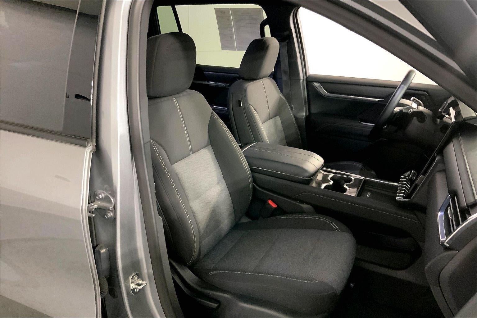 Used 2025 GMC Acadia Elevation AWD/4WD image 7