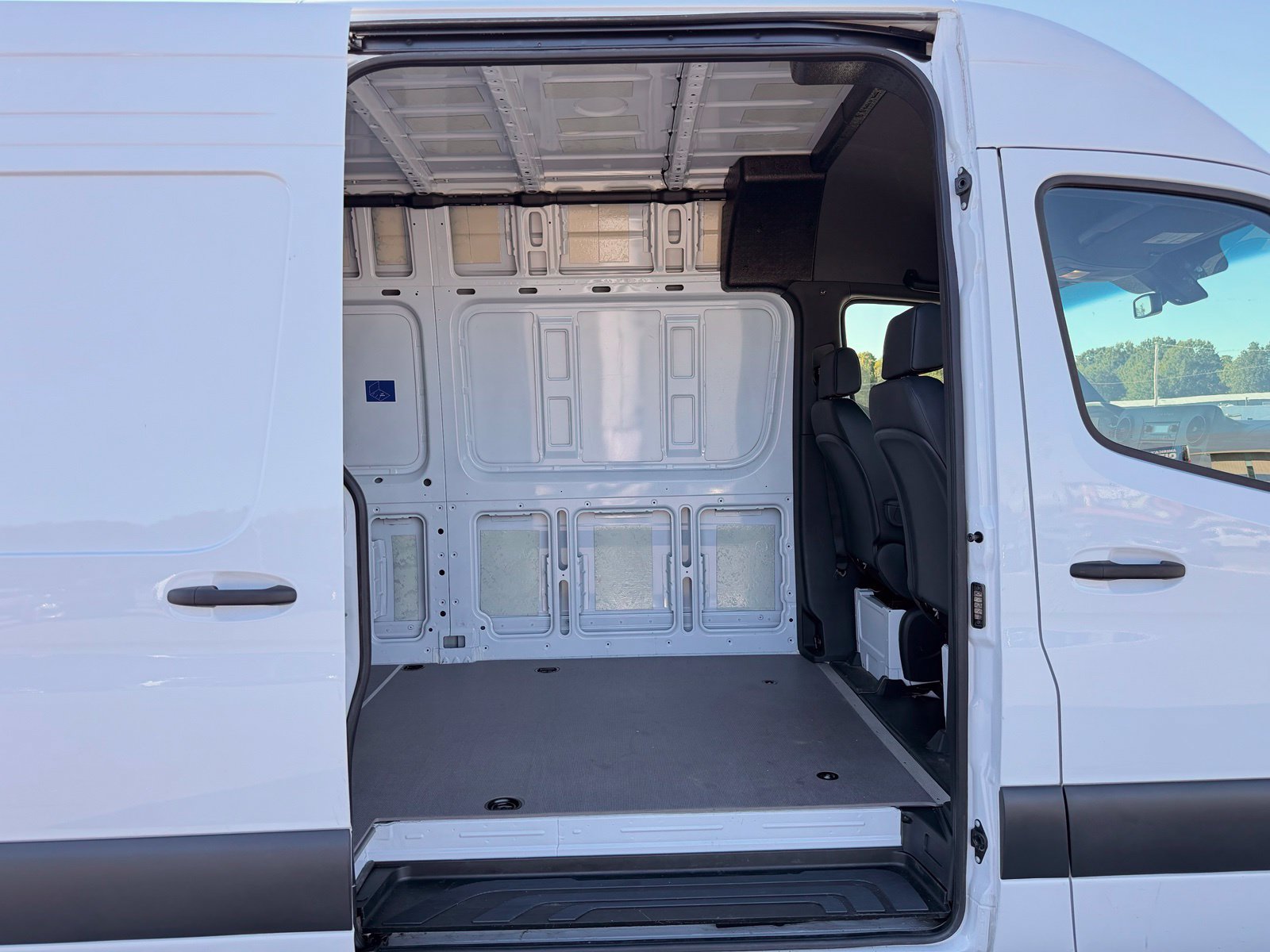 Used 2025 Mercedes-Benz Sprinter 2500 image 17