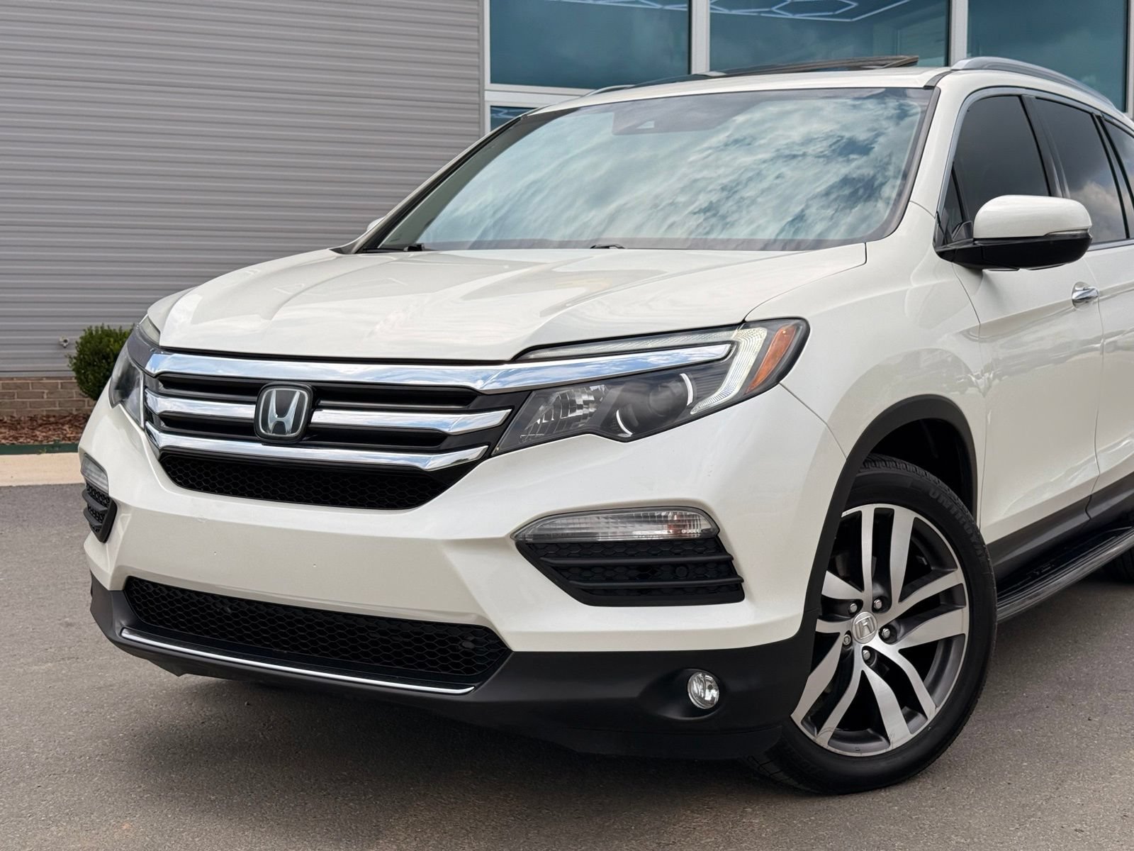 Used 2018 Honda Pilot Touring image 2