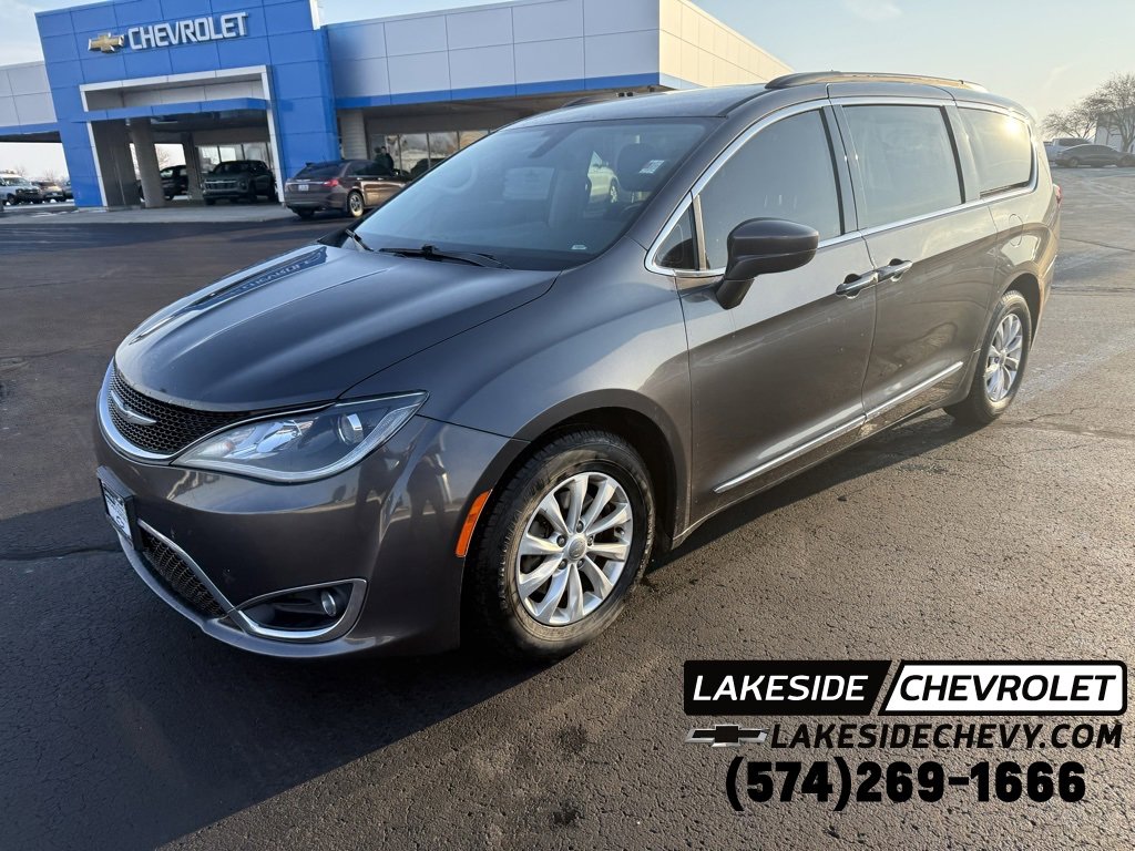 Used 2017 Chrysler Pacifica Touring-L image 1