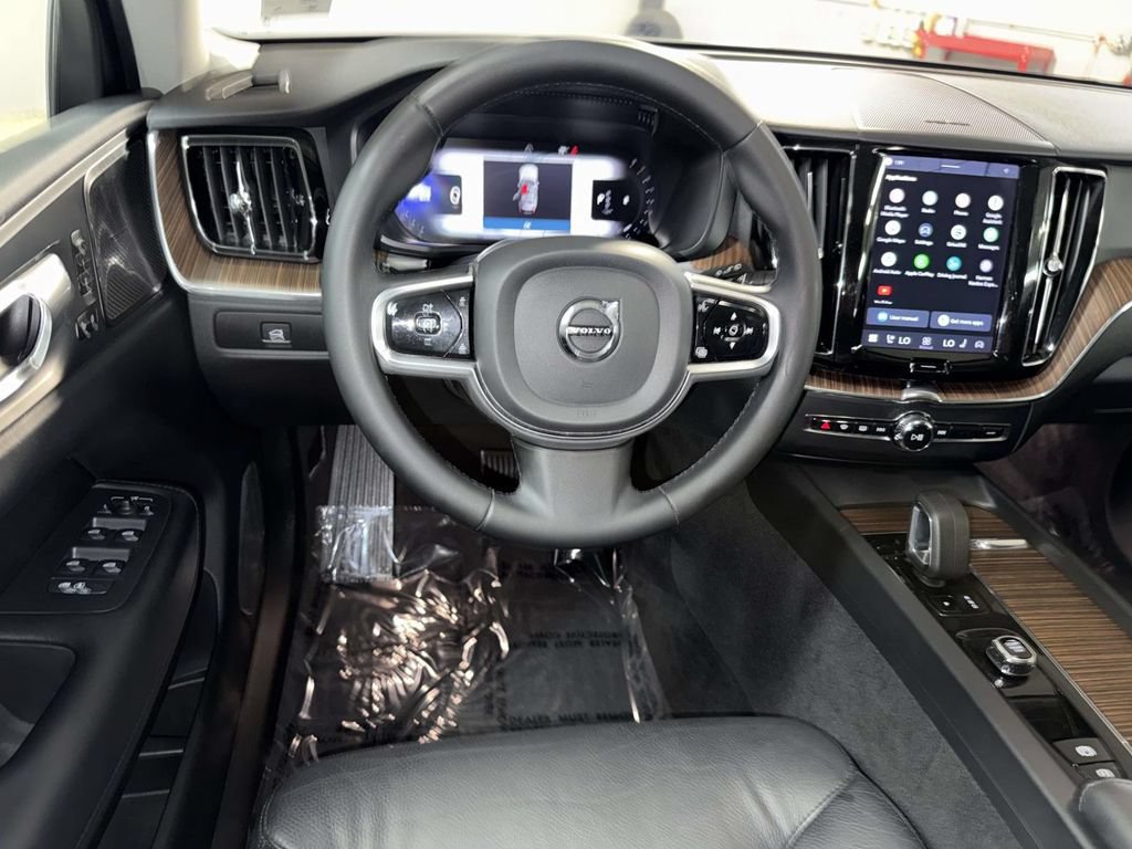 Used 2023 Volvo XC60 B5 Plus w/ Climate Package AWD/4WD image 4