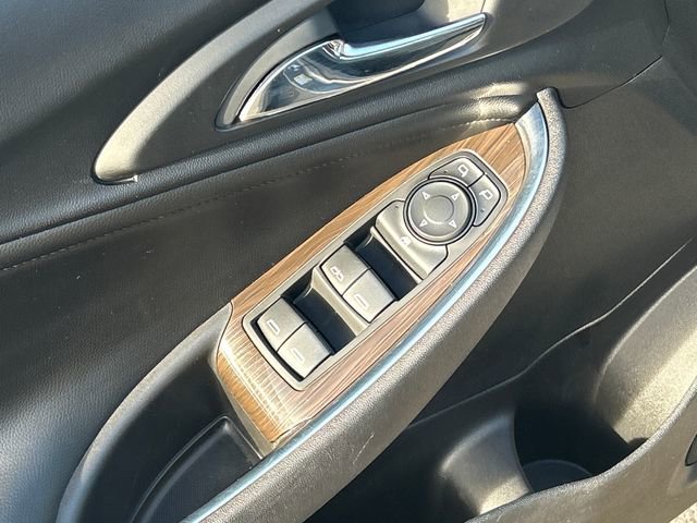 Used 2018 Chevrolet Malibu Premier w/ Driver Confidence Package image 12