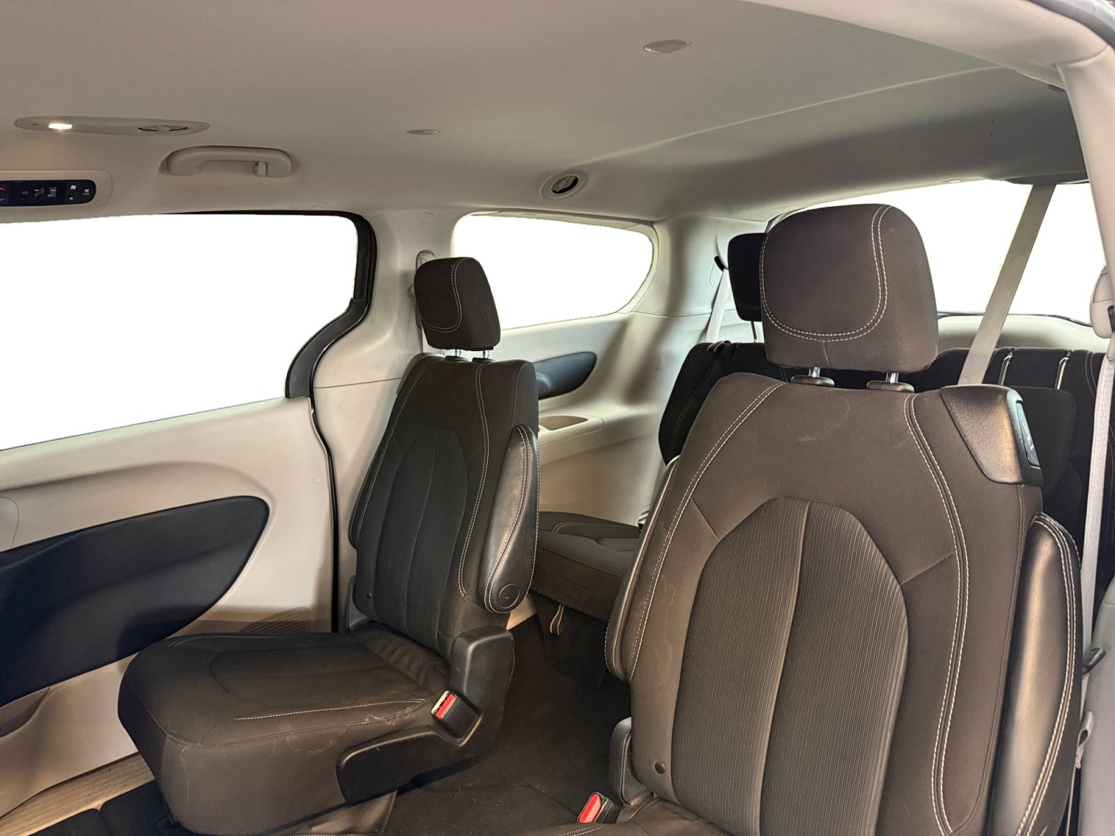 Used 2023 Chrysler Voyager LX FWD image 11