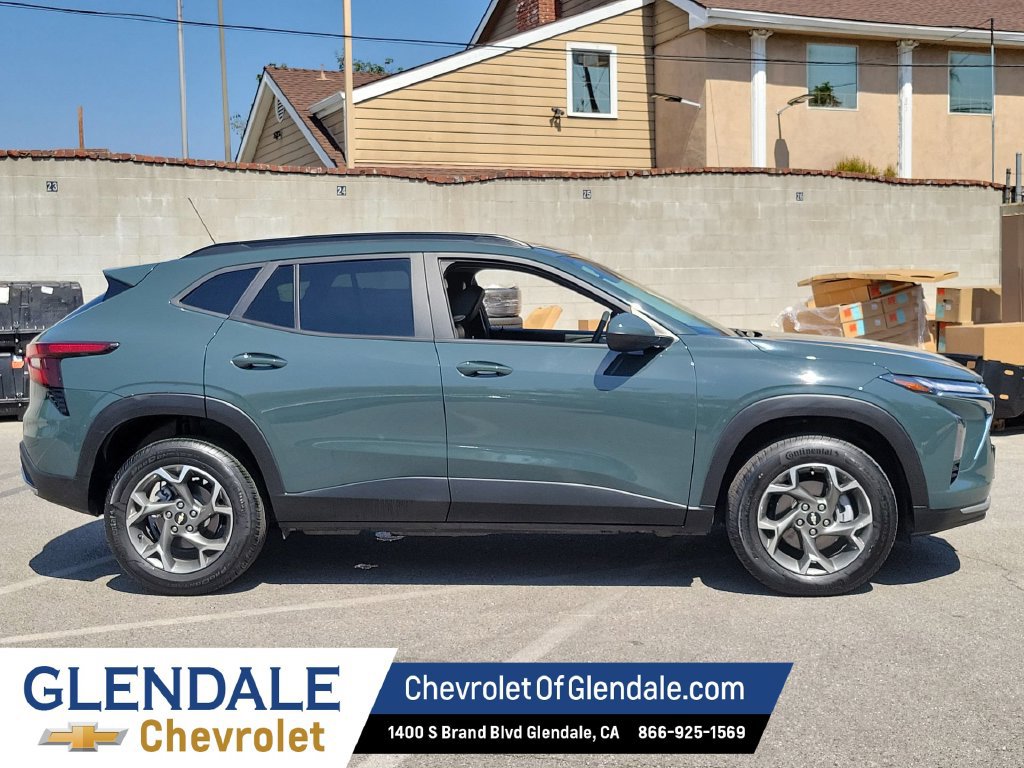 Used 2025 Chevrolet Trax LT FWD image 2