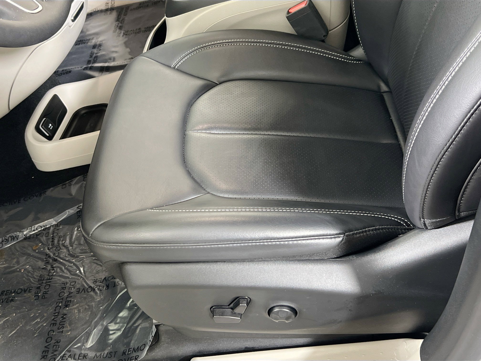 Used 2023 Chrysler Pacifica Touring-L w/ Uconnect Theater Family Group image 19