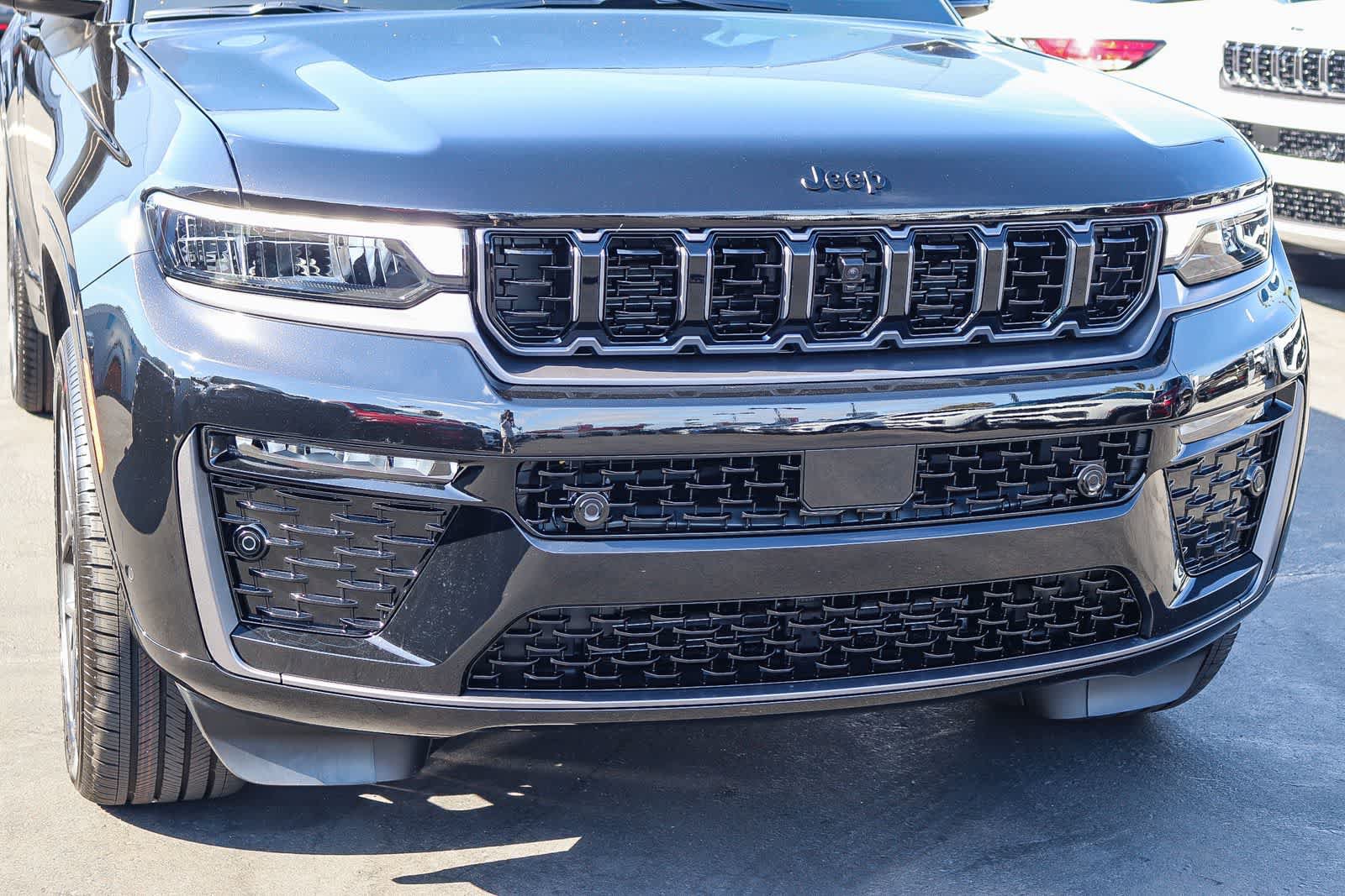 New 2026 Jeep Grand Cherokee Summit AWD/4WD image 9