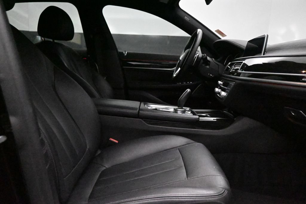 Used 2019 BMW 740i w/ M Sport Package RWD image 11