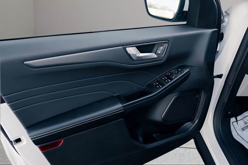 Certified 2024 Ford Escape SE image 11