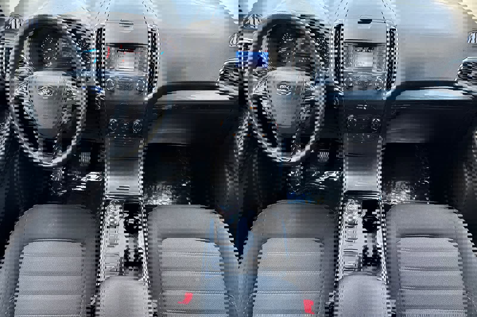 Used 2019 Ford Edge SE image 3