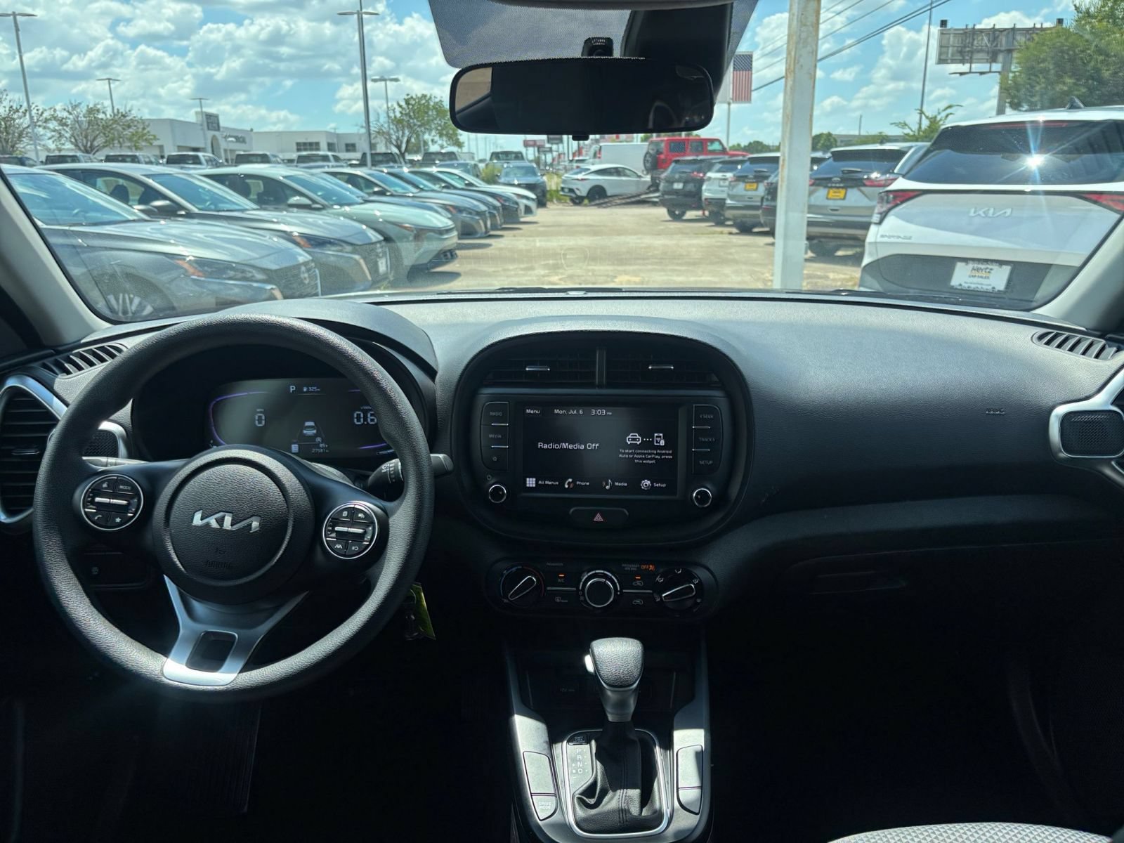 Used 2025 Kia Soul LX w/ LX Technology Package FWD image 30