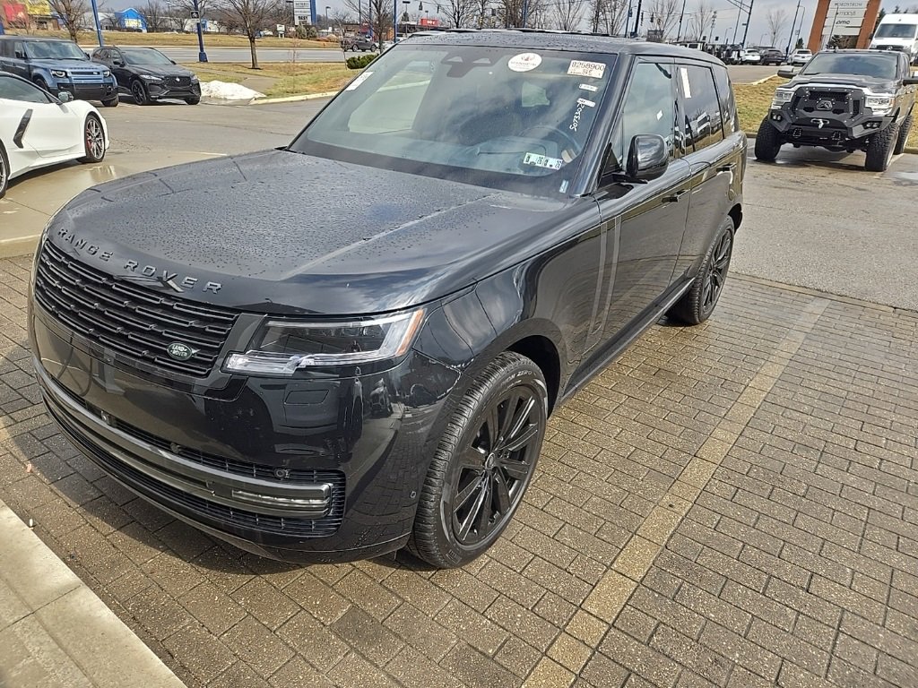 Used 2025 Land Rover Range Rover SE image 1
