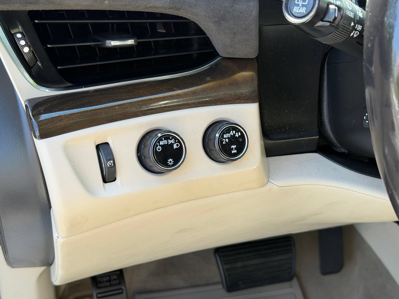 Used 2018 Cadillac Escalade Luxury AWD/4WD image 16