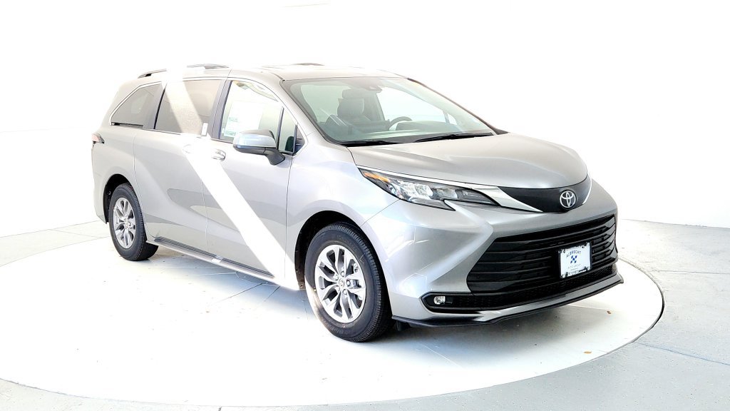 New 2026 Toyota Sienna XLE AWD/4WD image 7