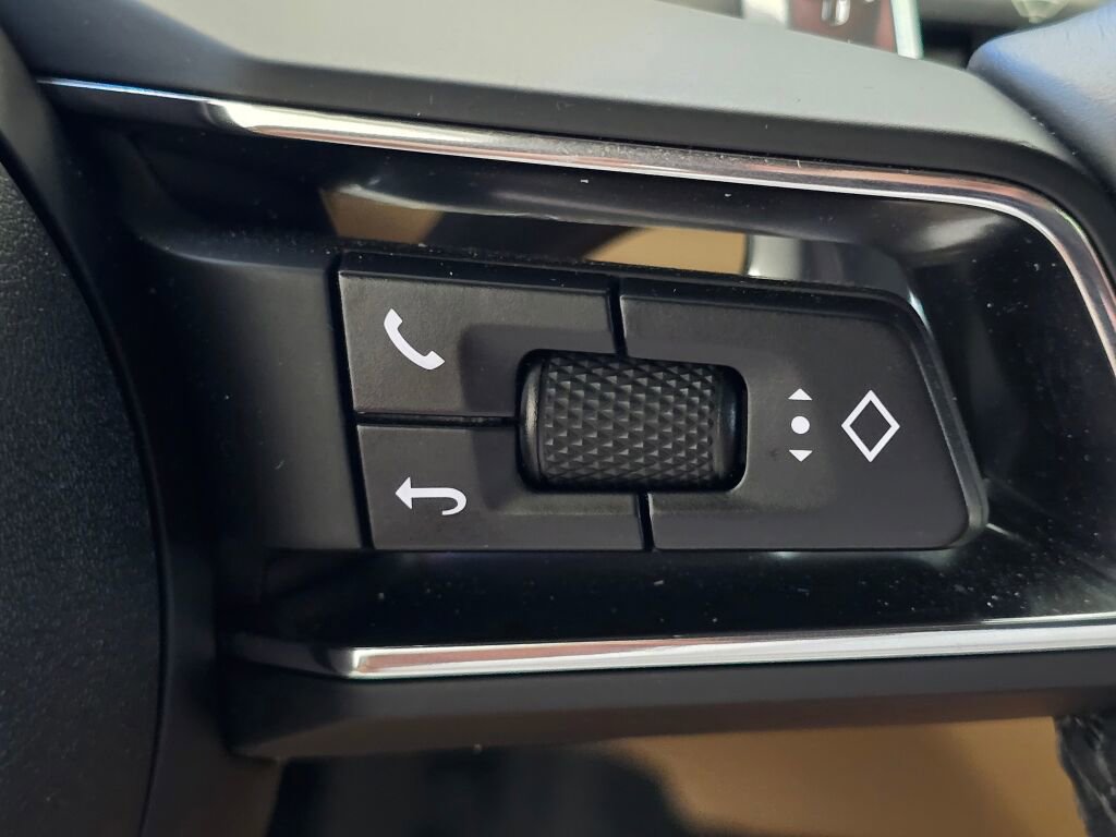 Certified 2025 Porsche Macan image 60