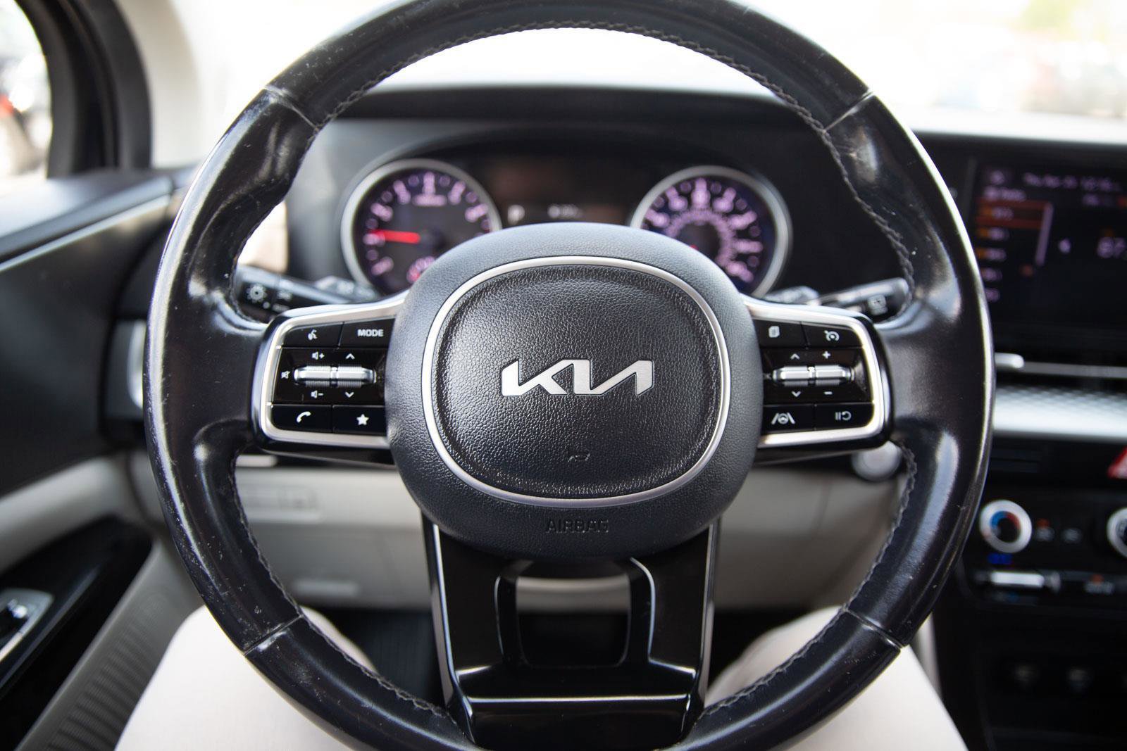 Used 2022 Kia Carnival LX FWD image 11