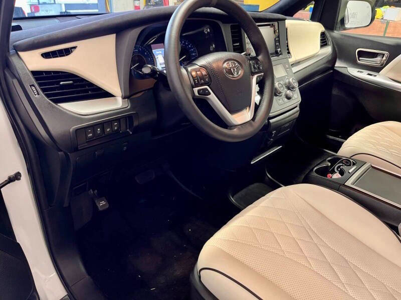 Used 2020 Toyota Sienna LE w/ LE Preferred Package AWD/4WD image 12