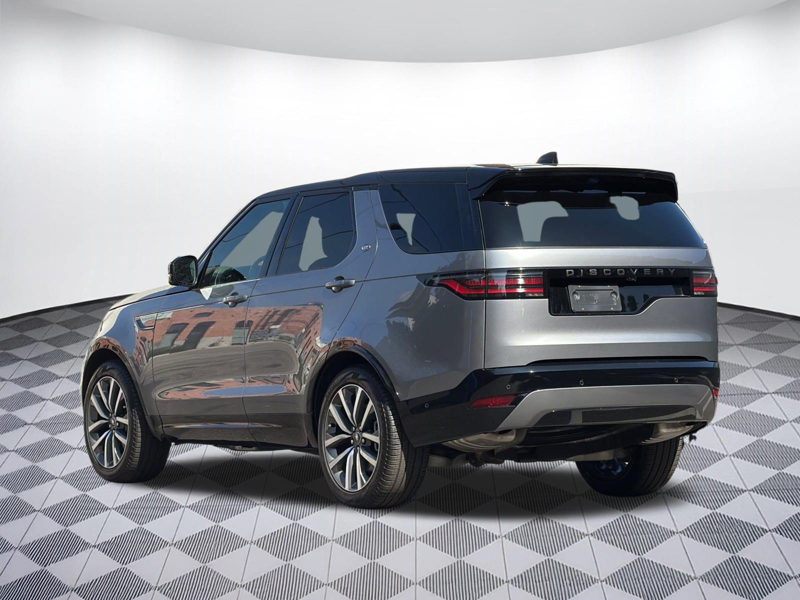 Used 2025 Land Rover Discovery Dynamic SE AWD/4WD image 3
