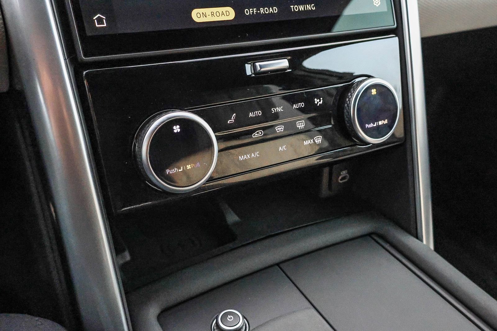 Used 2024 Land Rover Discovery Dynamic SE image 37